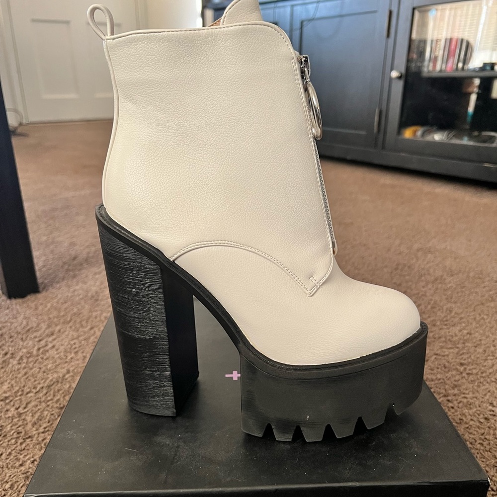 White Lamoda platform boots